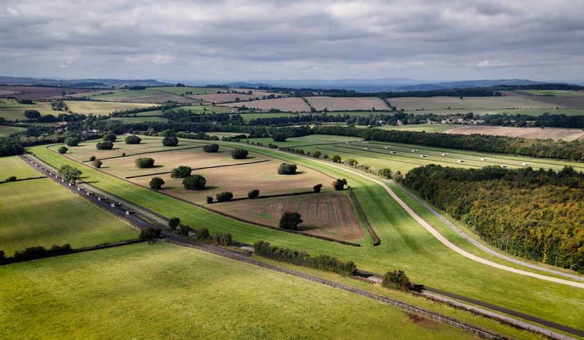 Jackdaws Castle gallops