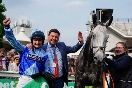 Olly Murphy with jockey and winning horse